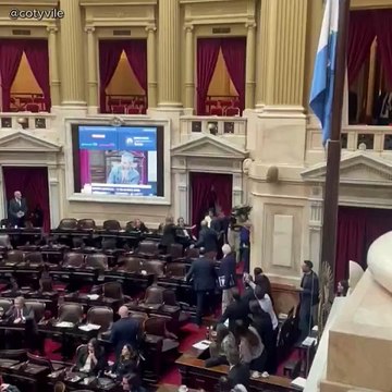 Pelea entre los diputados Oscar Zago y Lisandro Almirón tras la sesión en el Congreso