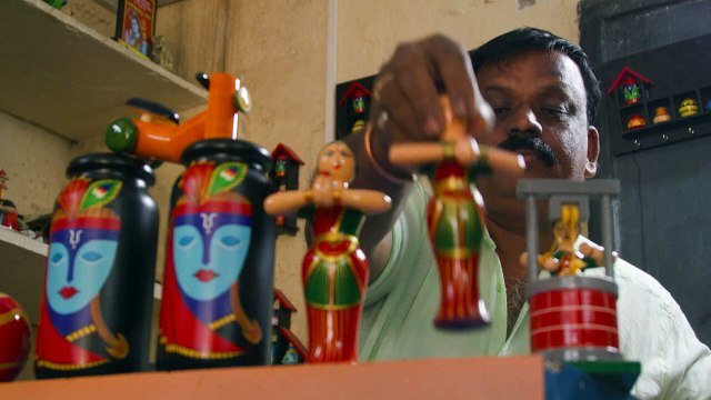 حرفيون هنود يحافظون على مهنة تقليدية لصناعة الألعاب الخشبية