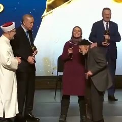 92 yaşındaki yurttaş Erdoğan'ın elini öptü