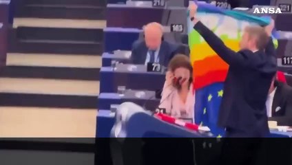 ReArm Europe, la protesta del M5s in Aula a Strasburgo