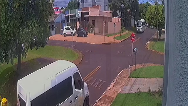 Carro da Saúde fura preferencial e provoca acidente no Santos Dumont