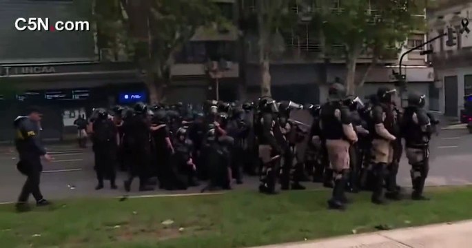 Policía dejando caer un arma al suelo intencionalmente | Marcha jubilados 12/03/25
