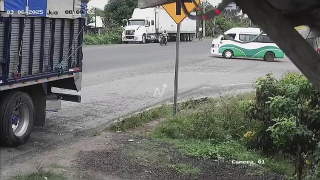 Imágenes fuertes: Motociclista pierde la vida tras ser embestido por un tráiler