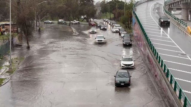 Reportan inundaciones y choques vehiculares tras fuertes lluvias en Tijuana