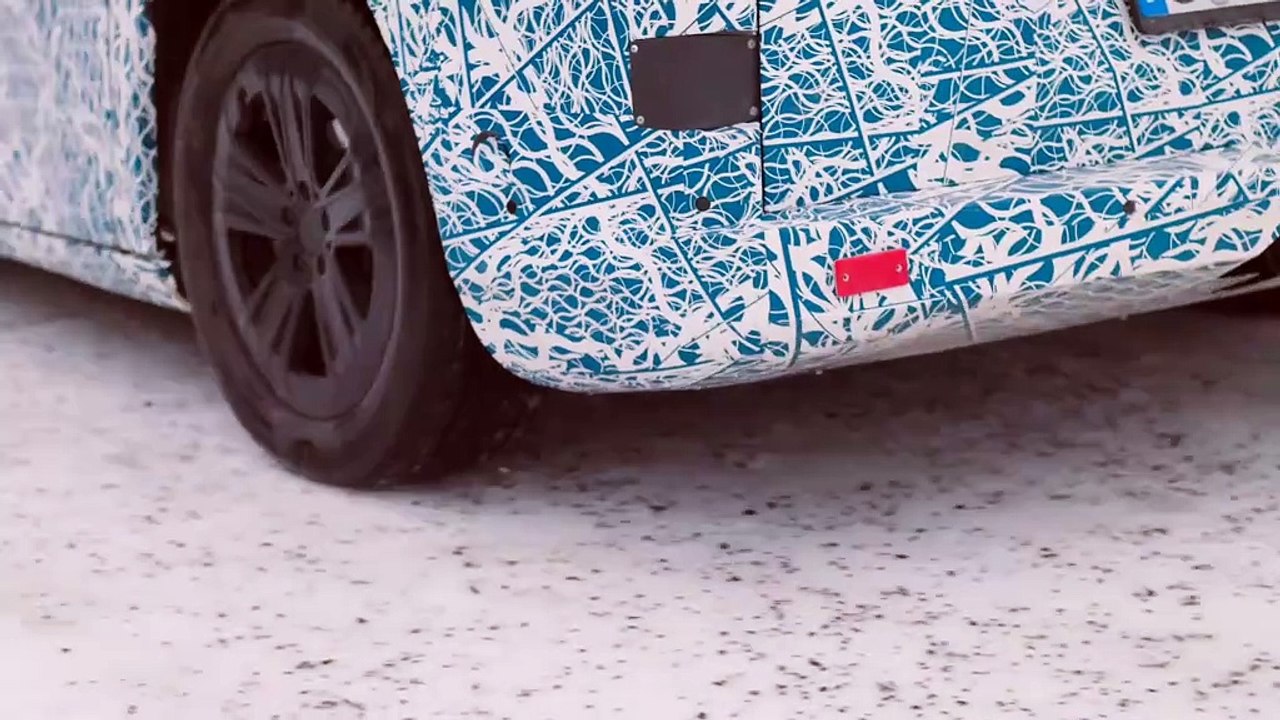 Les grands monospaces électriques Mercedes-Benz maîtrisent les essais hivernaux au cercle polaire