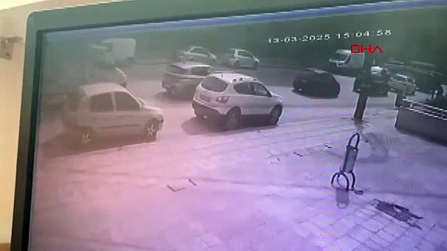 Trafikte motosikletli saldırganın vurduğu emlakçı ağır yaralandı: Saldırı anı kamerada