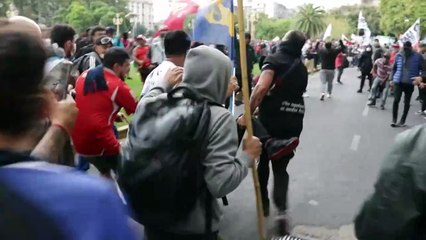 Periodista en estado crítico por represión policial en protesta en Argentina