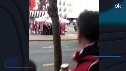 Caos en San Mamés la Ertzaintza carga contra aficionados de la Roma antes del partido del Athletic