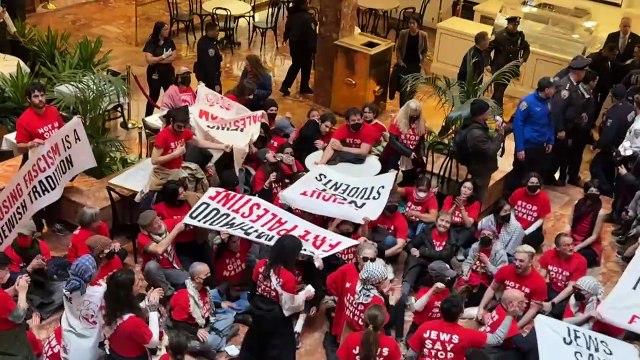 Activistas judíos propalestinos protestan dentro de la Torre Trump