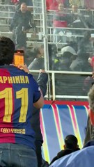 La seguridad del Barça lucha por contener a la afición del Benfica en Montjuïc