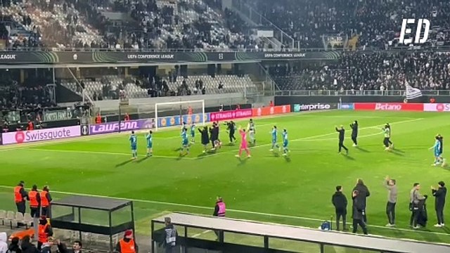 Celebración de jugadores con afición del Betis en Guimaraes