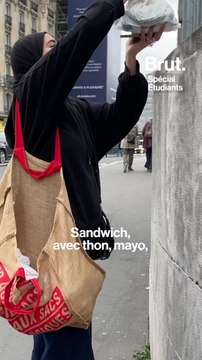 Étudiants, ils préparent des plats faits maison pour les sans abri