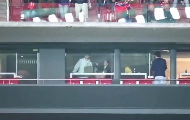 Tini en el palco con Rodrigo De Paul ⚽