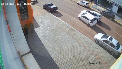 Vídeo mostra batida entre HB20 e Corolla Cross na Rua Cuiabá