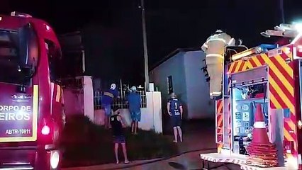 Casa de fundos desocupada pega fogo no Bairro Presidente
