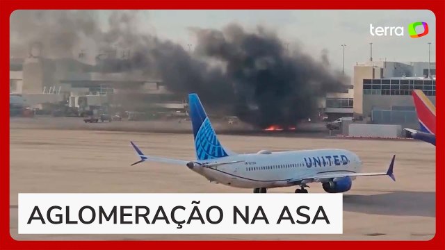 Avião da American Airlines pega fogo e passageiros se protegem em cima de asa