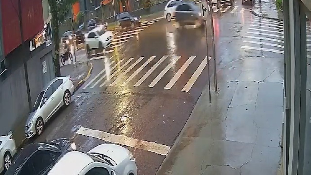 Internauta procura motorista de automóvel que derrubou moto estacionada