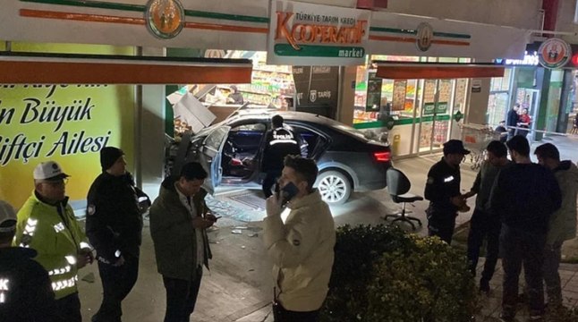 Alkollü sürücü ortalığı savaş alanına çevirdi: 3 yaralı