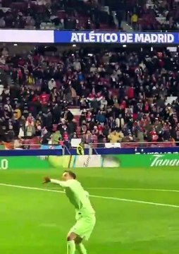 Gavi celebra la victoria contra el Atlético con la afición culé