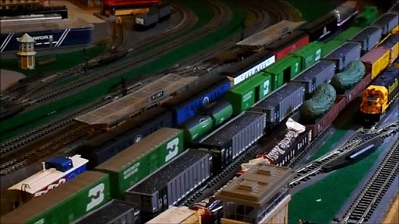 N-scale St. Patrick s Day all green Burlington Northern cars.