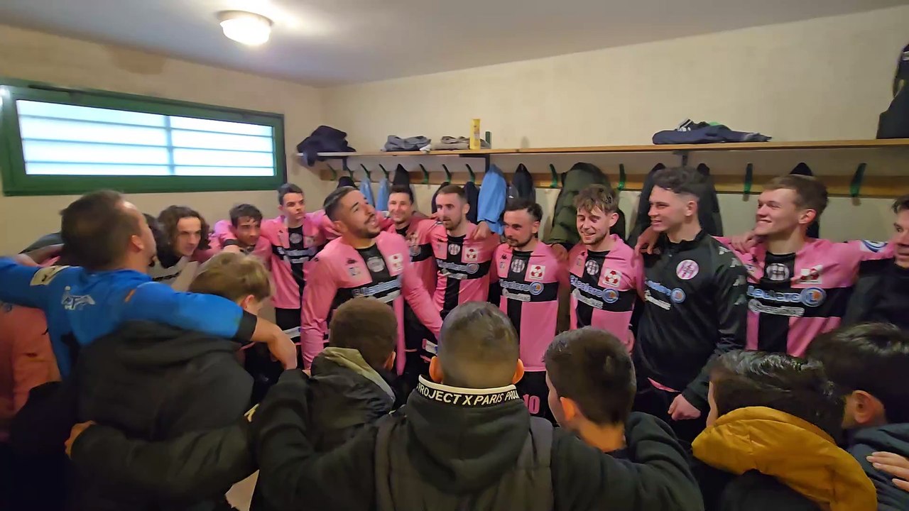 La joie des joueurs du FCCM dans le vestiaire après la victoire contre Brulon