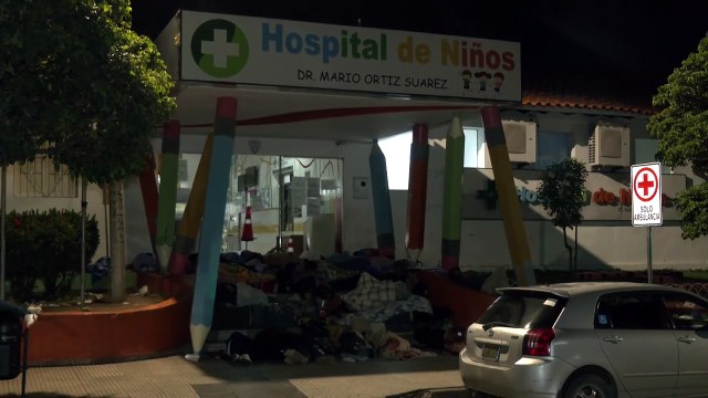 2 VO PERSONAS REALIZAN FILAS POR OBTENER FICHAS MEDICAS