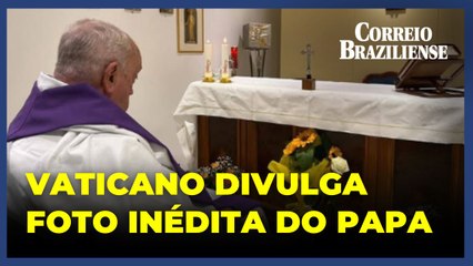 Vaticano divulga primeira foto do papa Francisco desde internação; confira
