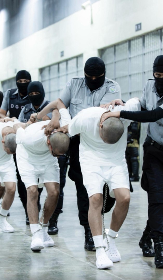 Trump desaf�a al tribunal que lo prohibi� y deporta a cientos de venezolanos a El Salvador con una ley de 1798.

S�lo ha sido usada tres veces en la historia, siempre en momentos de guerra, para expulsar del pa�s sin juicio ni proceso a los que se afirma que son pandilleros.

Un juez federal bloque� los vuelos al considerar que la Ley de Enemigos Extranjeros est� pensada para acciones de estados y no pandillas. Pero las instrucciones no evitaron que 237 venezolanos aterrizaran en San Salvador para cumplir all� penas de prisi�n.

En Caracas creen que se est� metiendo en el paquete a mucha gente inocente o que quiz�s tiene antecedentes, pero no por pertenencia a las organizaciones ahora se�aladas como terroristas