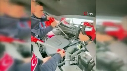 Bursa'da araç motorunda horoz sürprizi! İtfaiye ekipleri böyle kurtardı