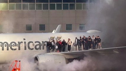 Evacuados por el ala los pasajeros de un avión que se incendió en Denver