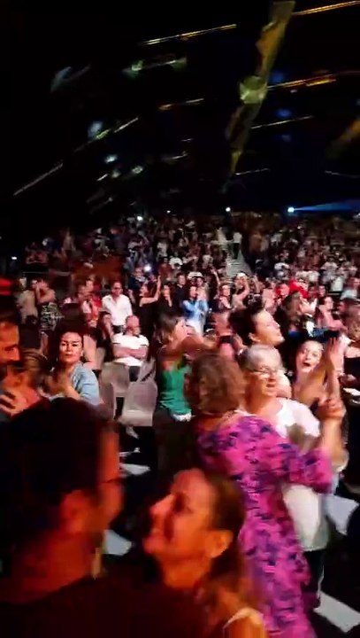 Le public répond présent et connaît tous les textes des chansons de Patrick Bruel