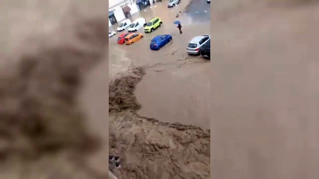 Sesto Fiorentino, esonda il Rimaggio: le strade si trasformano in fiumi di acqua e fango