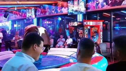 WHAT 🤠 GIRLS TAKE ON THE BULL! Benidorm Bull Riding Challenge 2025 Epic falls 🤠 Spain