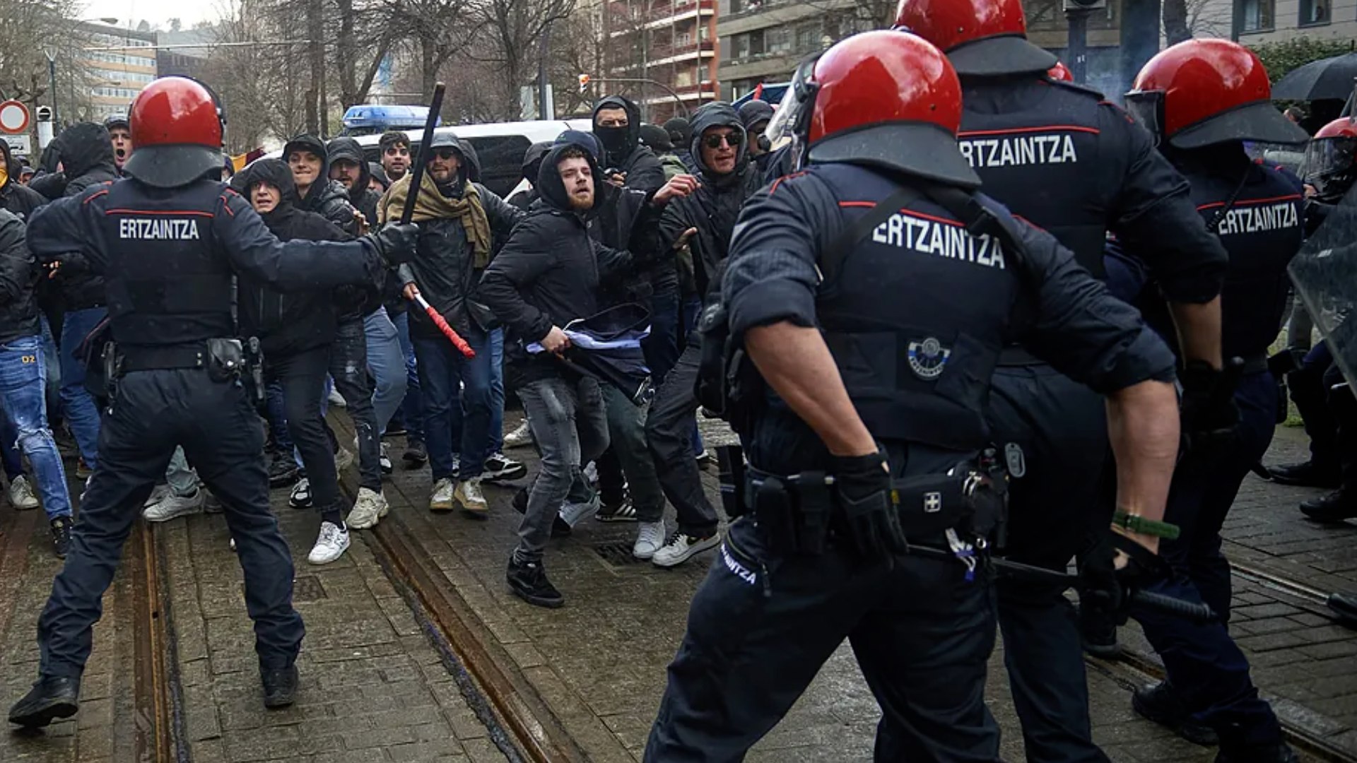 Graves disturbios antes del Athletic-Roma en Bilbao con varias cargas y detenciones