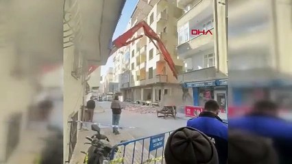 İstanbul'da kontrollü yıkım kontrolden çıktı; 2 bina tahliye edildi