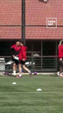 Kadın teknik direktör takımını bir maç daha otobüsün üstünden yönetecek