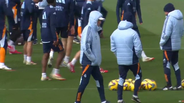 Ancelotti vapeando en medio del entrenamiento del Madrid