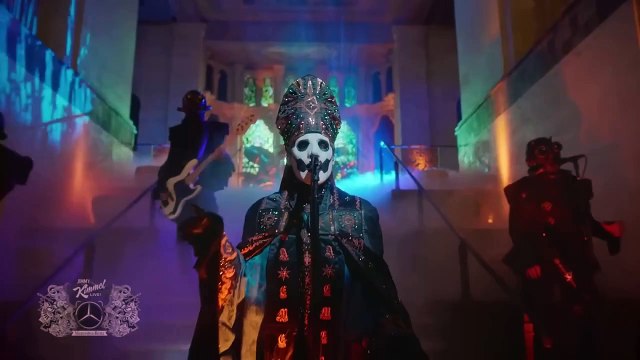 Ghost chante Call Me Little Sunshine en live