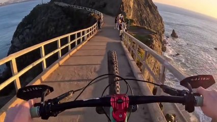 Radfahrer bezwingt steile Klippen und tückische Treppen bei todesverachtenden Fahrten