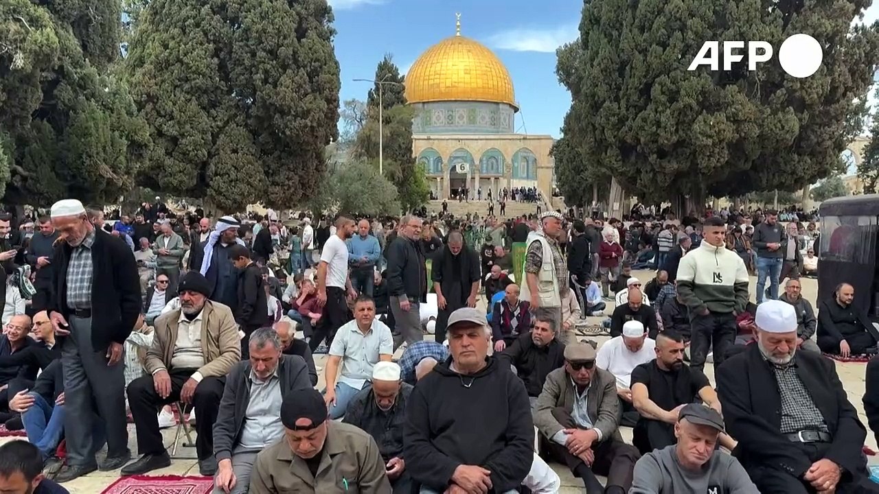 الفلسطينيون يؤدون صلاة الجمعة في باحة المسجد الأقصى