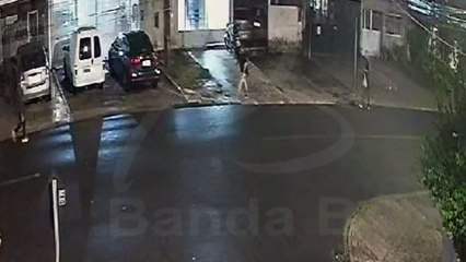 Vídeo mostra pedestre sendo baleado na cabeça ao tentar fugir de assaltante no Cajuru