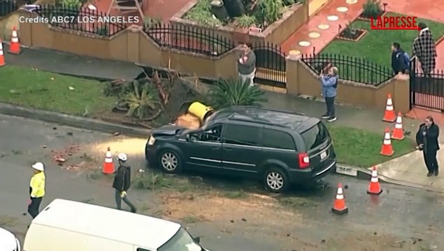 Los Angeles, tornado colpisce Pico Rivera: alberi sradicati e auto travolte dall'acqua