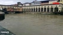 Maltempo, la piena dell'Arno a Firenze fa paura