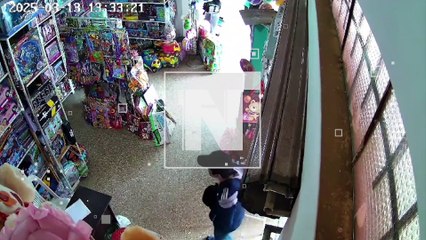 VIDEO: ¡Le robaron! Dos ladrones ‘distrajeron’ a la vendedora de una tienda