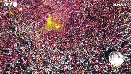 India, Ahmedabad si colora per celebrare l'Holi