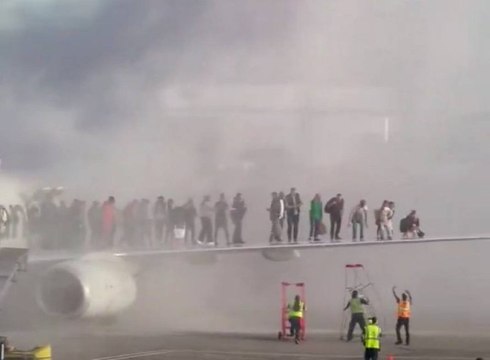 Avião pega fogo enquanto estacionavam em aeroporto dos EUA; 12 pessoas tiveram ferimentos leves