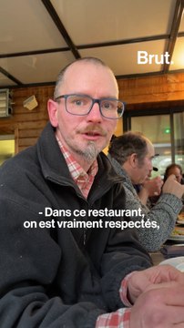 Il permet aux plus démunis de manger au restaurant
