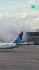 Se incendia un avión y los pasajeros tienen que ser evacuados de emergencia por un tobogán
