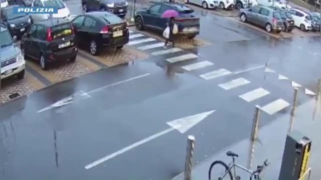 Il video del 40enne che a Bologna derubava le donne all'uscita dei supermercati