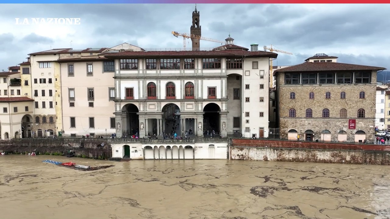Arno in piena, le immagini dal drone: impressionante portata d'acqua